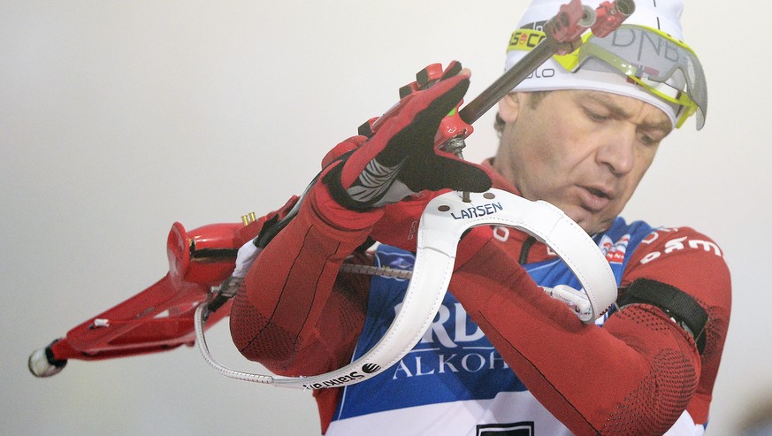 Nach dem Schiessen ist vor dem Schiessen: Ole Einar Bjørndalen schultert seine Waffe. In Sotschi gehört er nicht zu den absoluten Topfavoriten, doch aufgrund seiner einzigartigen Erfahrung ist immer m ...