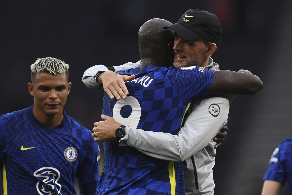 epa09476858 Chelsea's manager Thomas Tuchel (R) and Romelu Lukaku (C) celebrate after the English Premier League soccer match between Tottenham Hotspur and Chelsea FC in London, Britain, 19 Septe ...
