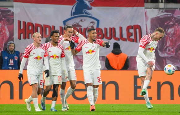 Yussuf Poulsen RB Leipzig Mitte, erzielt das 2:0, David Raum RB Leipzig re., Xaver Schlager RB Leipzig li., Benjamin Henrichs RB Leipzig 2.v.re. und Lois Openda RB Leipzig 2.v.li. RB Leipzig vs. 1. FC ...