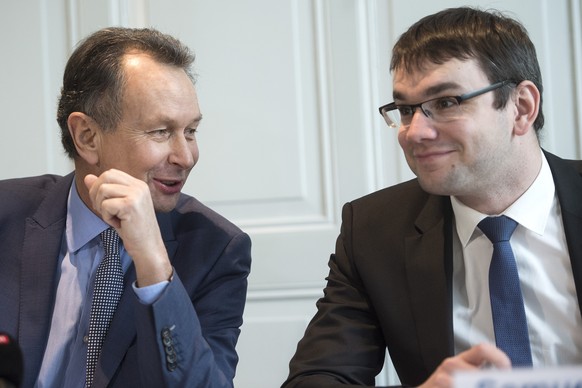 Samuel Lanz, Generalsekretaer FDP, rechts, im Gespraech mit FDP-Parteipraesident Philipp Mueller, waehrend einer Medienkonferenz zum Ruecktritt von Philipp Mueller als Parteipraesident, am Dienstag, 1 ...