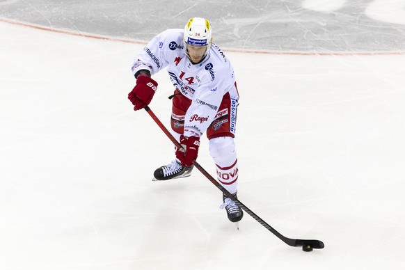 Colin Gerber (SCRJ) controls the puck, during a National League regular season game of the Swiss Championship between Geneve-Servette HC, GSHC, and SC Rapperswil-Jona Lakers, SCRJ, at the Les Vernets  ...