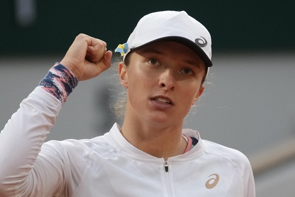 FILE - Poland&#039;s Iga Swiatek celebrates as she defeats China&#039;s Qinwen Zheng during their fourth round match of the French Open tennis tournament at Roland Garros stadium in Paris, Monday, May ...