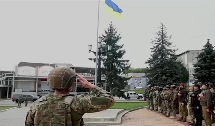 epa10175640 A framegrab taken from a handout video made available by the Ukrainian Defense Ministry shows Ukrainian flags flown in central Balakliya, Kharkiv oblast, Ukraine, 10 September 2022. The Uk ...