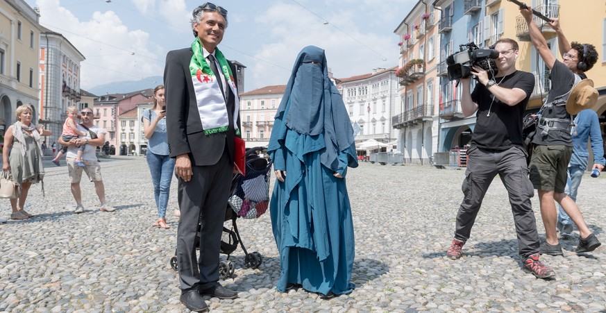 Öffentlichkeitswirksam: Nora Illi kassierte am ersten Tag des Verhüllungsverbotes im Tessin in Locarno eine Busse.