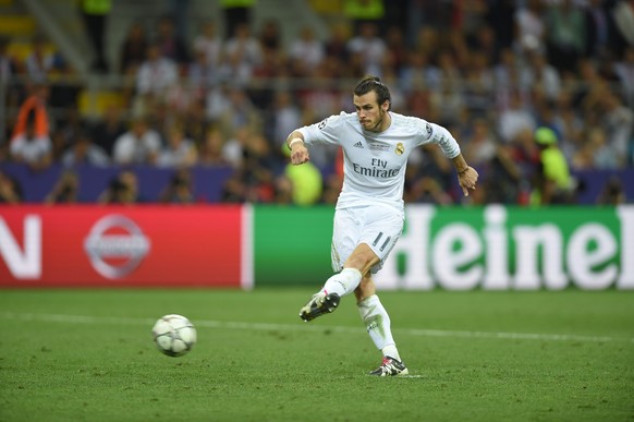 epa05334845 Real&#039;s Gareth Bale scores during the penalty shootout during the UEFA Champions League Final between Real Madrid and Atletico Madrid at the Giuseppe Meazza stadium in Milan, Italy, 28 ...