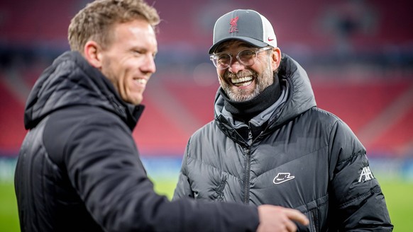Liverpools Coach Juergen Klopp und Leipzigs Trainer Julian Nagelsmann stehen zusammen und unterhalten sich / UEFA Champions League Achtelfinale, Rueckspiel / FC Liverpool - RB Leipzig 2:0 / 10.03.2021 ...