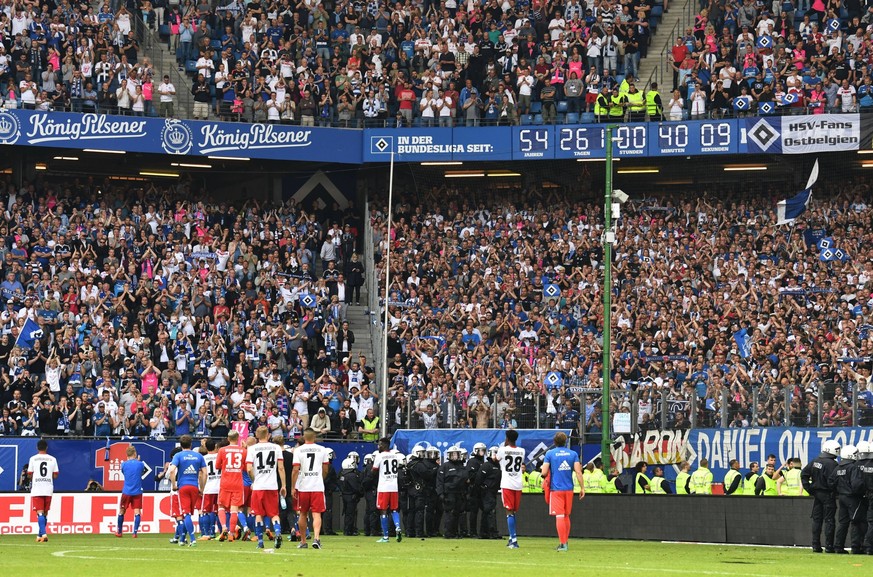 Fussball, Herren, Saison 2017/2018, 1. Bundesliga (34. Spieltag) , Hamburger SV - Borussia M�nchengladbach (2:1), Spieler des HSV verabschieden sich nach dem Abstieg von den Fans, oben tickt die Bunde ...