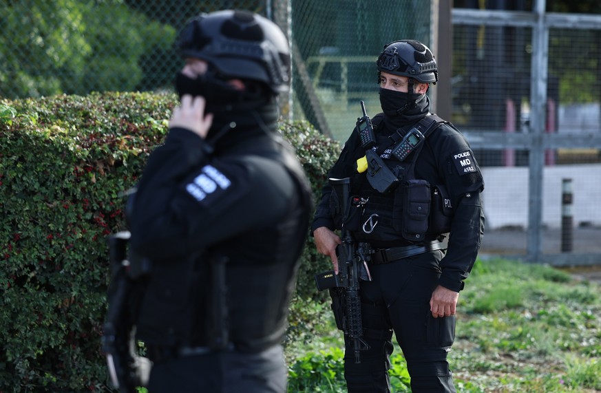 epa13268006 Armed police man a cordon outside RAF Fairford in Gloucestershire, Britain, 28 September 2026. Five men have been arrested on suspicion of explosive and terrorism offences after a major in ...