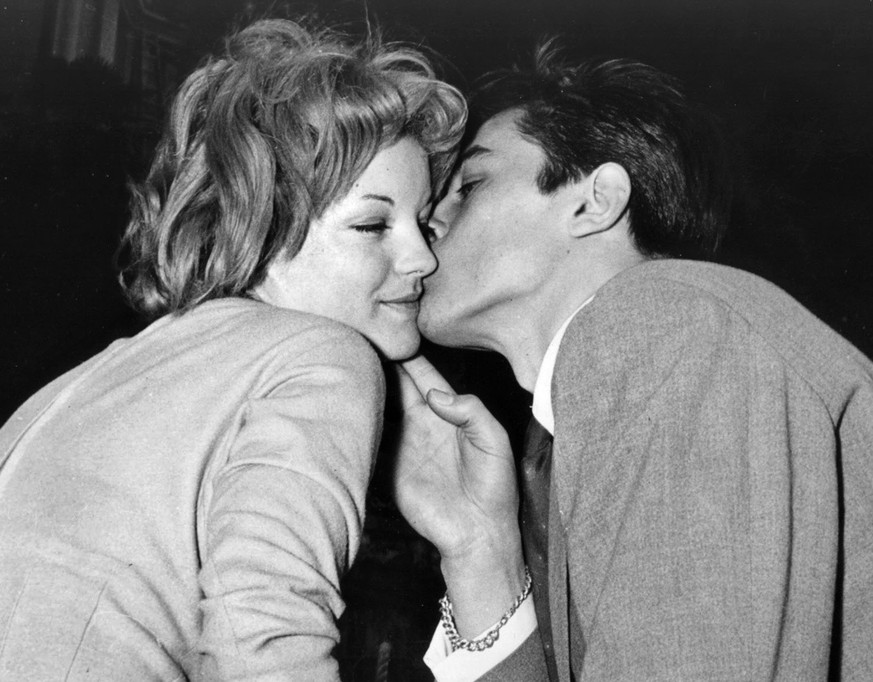 SCHWEIZ FILM SCHNEIDER DELON
Austrian actress Romy Schneider and French actor Alain Delon, pictured on the day of their engagement on March 22, 1959, in the garden of her villa in Morcote near Lugano  ...