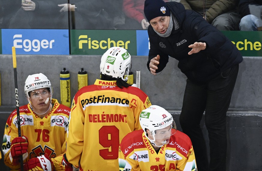 Biels Head Coach Antti Toermaenen gibt Noah Delemont, Anweisungen waehrend dem Qualifikations-Spiel der National League, zwischen den SCL Tigers und dem EHC Biel, am Freitag 9. Dezember 2022, im Ilfis ...