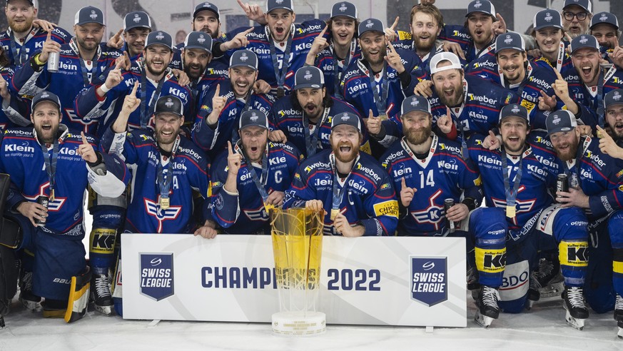 Die Spieler von Kloten jubeln mit dem Pokal nach ihrem Sieg im fuenften Eishockey Playoff-Finalspiel der Swiss League zwischen den EHC Kloten und dem EHC Olten am Mittwoch 20. April 2022, in der stimo ...