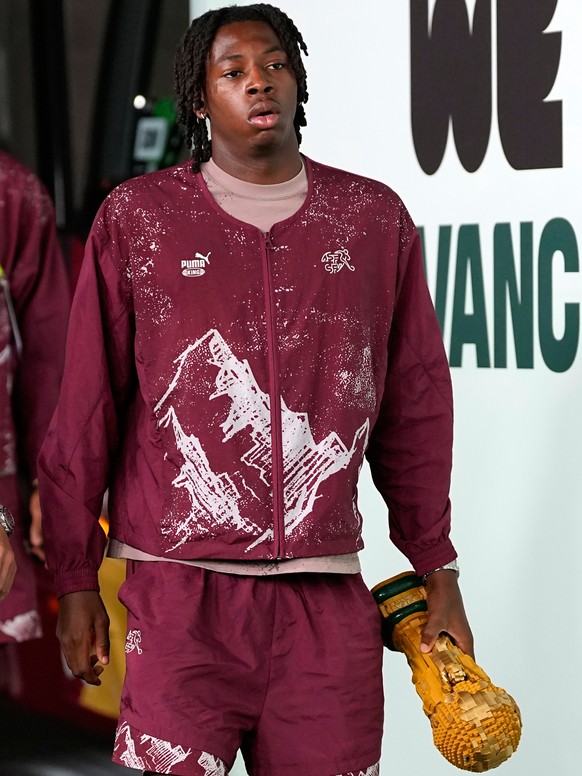 Switzerland's Johan Manzambi arrives for the World Cup round of 16 soccer match between Switzerland and Colombia in Vancouver, British Columbia, Tuesday, July 7, 2026. (AP Photo/Lindsey Wasson)
J ...