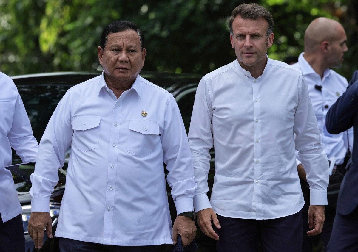 Le président indonésien Prabowo Subianto, à gauche, et le président français Emmanuel Macron, à droite, arrivent pour visiter le temple de Borobudur, à Magelang, dans le centre de Java, jeudi 29 mai 2 ...