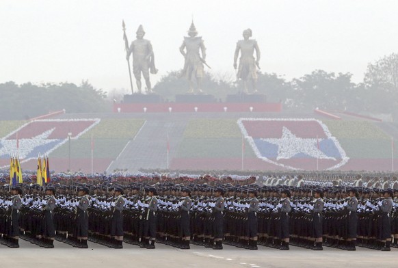 Eine Militärparade vom März – Experten der Uno fordern ein Embargo für Waffenlieferungen nach Myanmar (Archivbild).