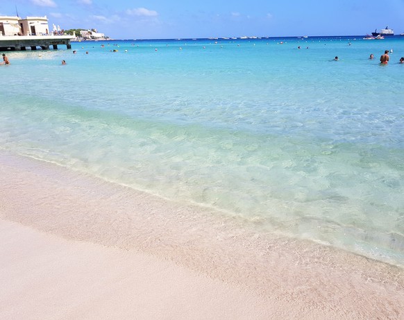 Etwas ausserhalb von Palermo erwartet einen dieser wunderschöne Strand in Mondello.