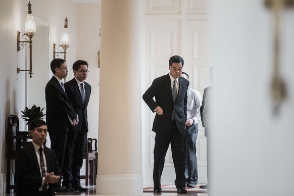 Leung auf dem Weg zur Pressekonferenz – die Gespräche mit den Dialogen sollen in der kommenden Woche beginnen.