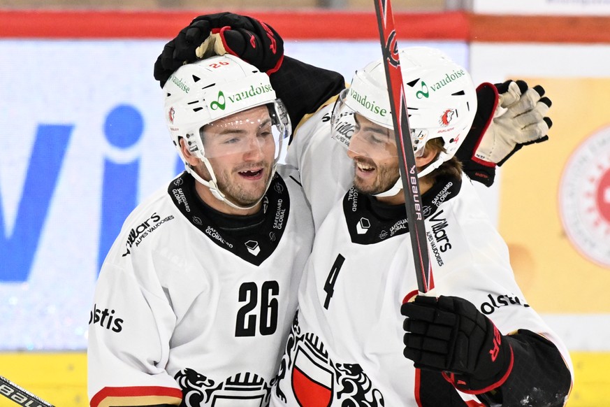Lausannes Erik Braennstroem, und Makai Holdener, juben beim 0:4 beim Eishockey-Qualifikationsspiel der National League, zwischen den SCL Tigers und dem Lausanne HC, am Dienstag, 22. September 2026, in ...