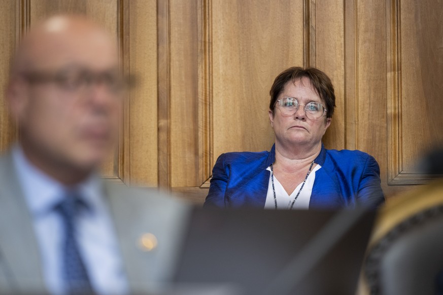 Nationalraetin Magdalena Martullo-Blocher, SVP-GR, verfolgt die soeben gewaehlte Debatte um das Vertragspaket mit der EU, Bilaterale III, an der Herbstsession der Eidgenoessischen Raete, am Donnerstag ...