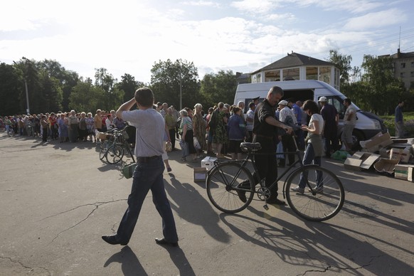 Menschen warten auf humanitäre Hilfe in der Nähe von&nbsp;Slaviansk
