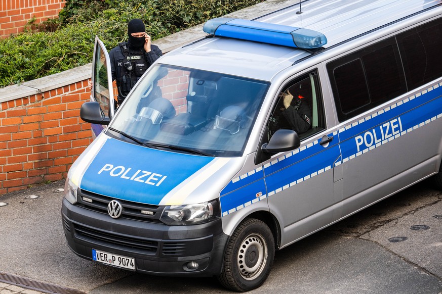 27.02.2024, Niedersachsen, Verden: Polizisten stehen an einem Eingang zum Amtsgericht. Die fr