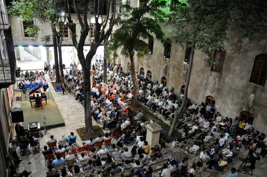 People attend a music concert in al-Sheebani school&#039;s courtyard, in the Old City of Aleppo, Syria June 6, 2009. REUTERS/Omar Sanadiki SEARCH &quot;ALEPPO HERITAGE&quot; FOR THIS STORY. SEARCH &qu ...