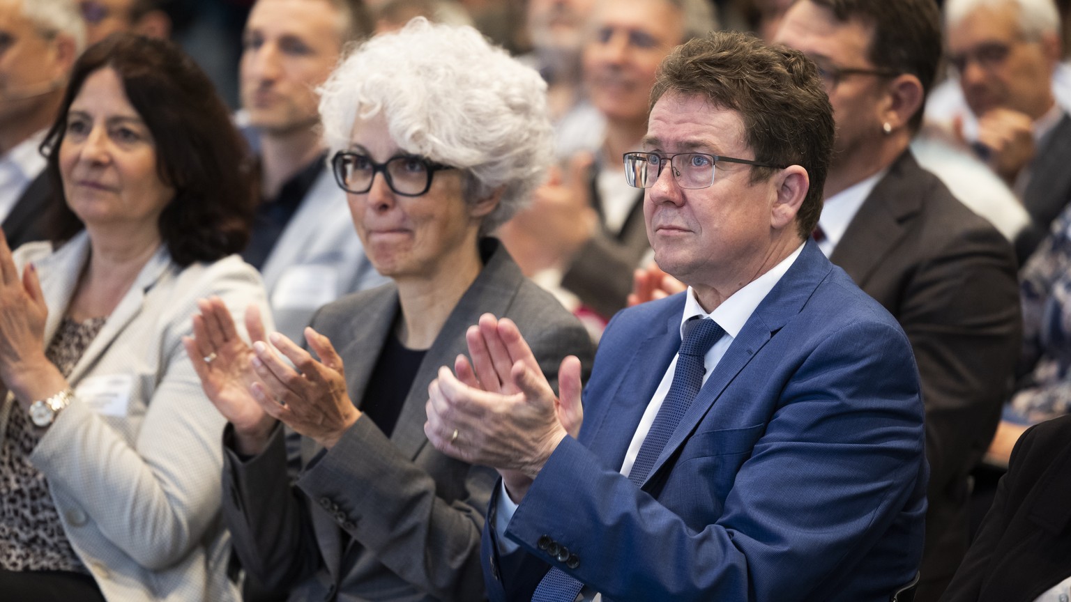 Bundesrat Albert Roesti, rechts, applaudiert neben Katrin Schneeberger, Direktorin des Bundesamts f