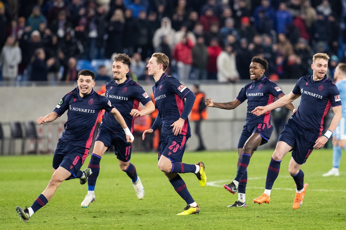 epa10527329 Basel's players celebrate winning the UEFA Conference League round of 16 second leg soccer match between SK Slovan Bratislava and FC Basel 1893 in Bratislava, Slovakia, 16 March 2023. ...