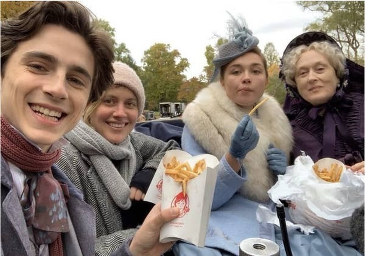timothee chalamet und florence pugh am set von little women