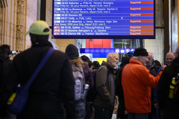 Des voyageurs observent le panneau des horaire avec la mention des trains supprime ce jeudi 9 novembre 2023 a la Gare CFF de Lausanne. Plus aucun train ne circule entre Geneve et Lausanne. Une panne t ...