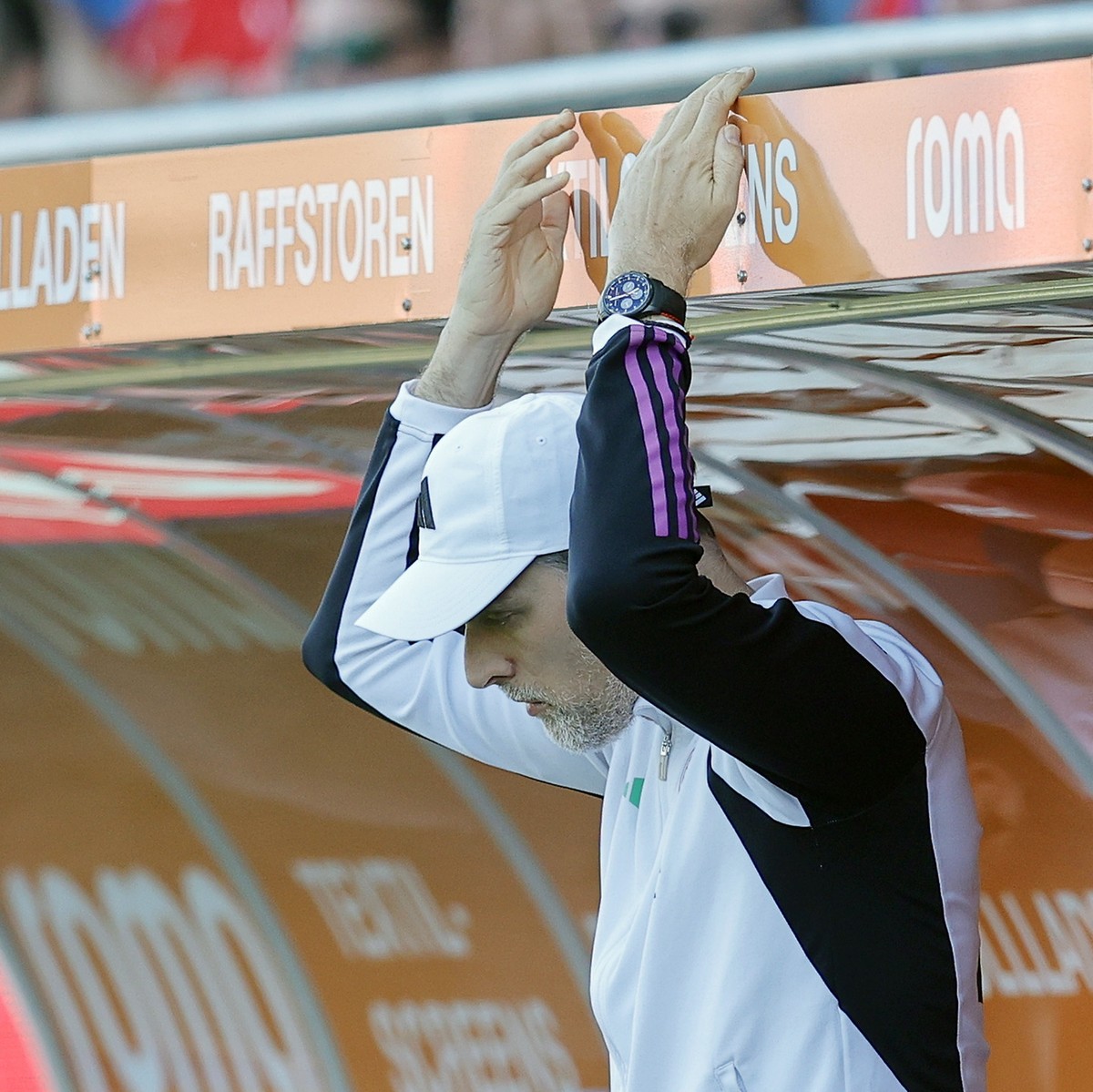 epa11262419 Munich's head coach Thomas Tuchel reacts during the German Bundesliga soccer match between 1. FC Heidenheim and FC Bayern Munich in Heidenheim, Germany, 06 April 2024. EPA/RONALD WITT ...