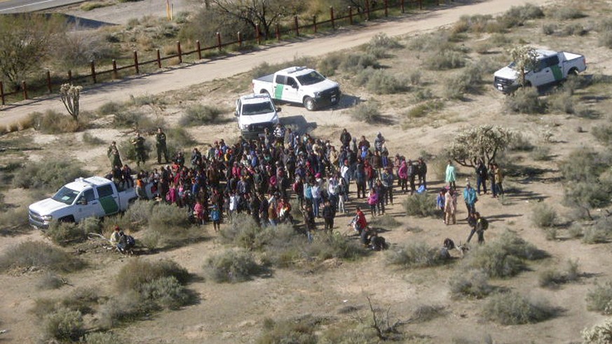 Die US-Grenzwache setzt Migranten und Flüchtlinge in der Nähe von Lukeville, Arizona fest (Archivbild).