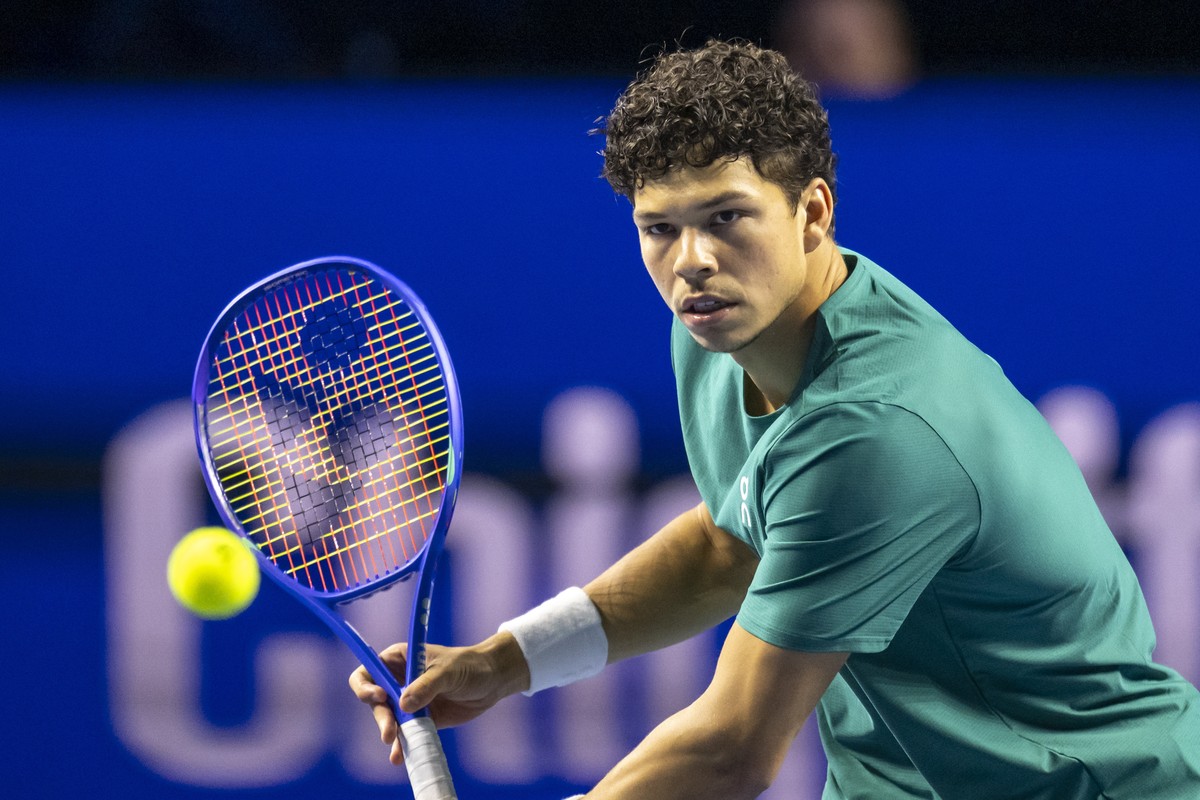 epa13334925 USA's Ben Shelton returns a ball to USA's Aleksandar Kovacevic during their first round match at the Swiss Indoors Basel tennis tournament, in Basel, Switzerland, 27 October 2026 ...