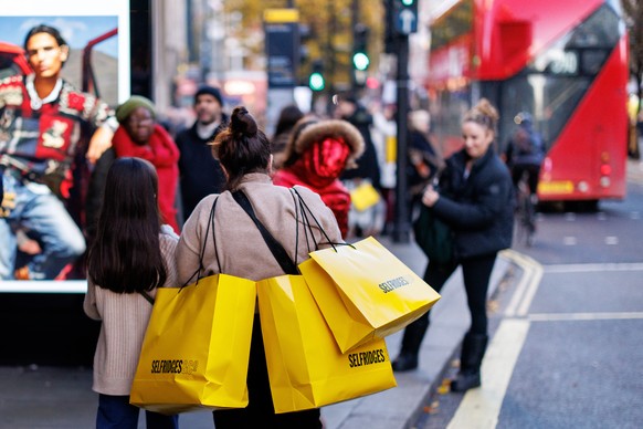 epa12555350 People walk along Oxford Street as they do their Black Friday and Christmas shopping amid festive decorations in London, Britain, 28 November 2025. EPA/TOLGA AKMEN