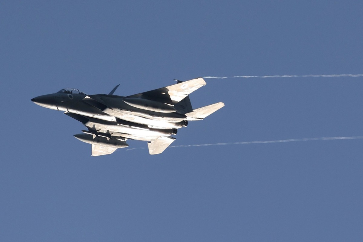 epa12862096 An Israeli Air Force F-15 fighter jet flies over central Israel, 31 March 2026. A joint US-Israeli military operation continues to target multiple locations across Iran since 28 February 2 ...