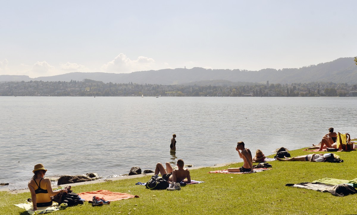 Sonnenbaden wie im Juli ... Menschen geniessen den herrlichen "Altweibersommer" am Zuerichsee bei Zuerich am Dienstag, 16. September 2014. (KEYSTONE/Walter Bieri)
