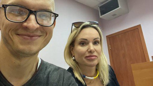 Die russische TV-Journalistin Marina Owsjannikowa am Dienstagnachmittag vor Gericht – zusammen mit dem Menschenrechtsanwalt Anton Gaschinsky:
