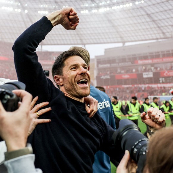 epa11278701 Leverkusen&#039;s head coach Xabi Alonso celebrates winning the German Bundesliga championship after the German Bundesliga soccer match between Bayer 04 Leverkusen and SV Werder Bremen in  ...