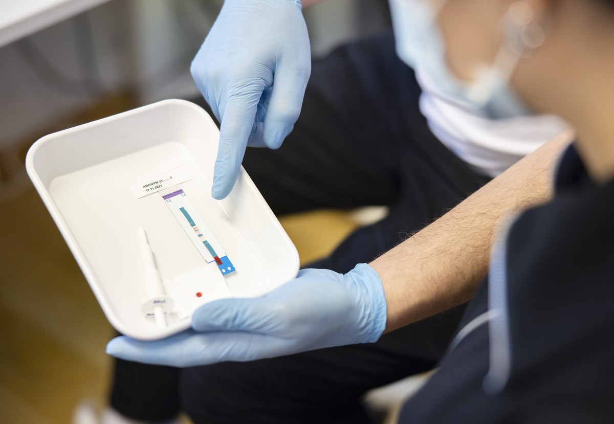 Ein Mitarbeiter zeigt das Resultat eines HIV-Schnelltest, in einer gestellten Szene, im Checkpoint Zuerich, einem Gesundheitszentren fuer HIV und andere sexuell uebertragbare Infektionen, am Mittwoch, ...