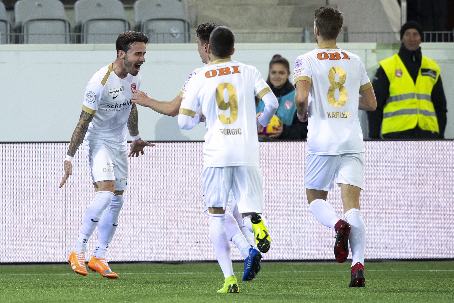 Thuns Dennis Salanovic, links, jubelt nach seinem Tor (1-0) mit Thuns Dejan Sorgic, Thuns Basil Stillhart, und Thuns Gregory Karlen, im Schweizer Cup 1/4 Final Spiel zwischen dem FC Thun und dem FC Lu ...