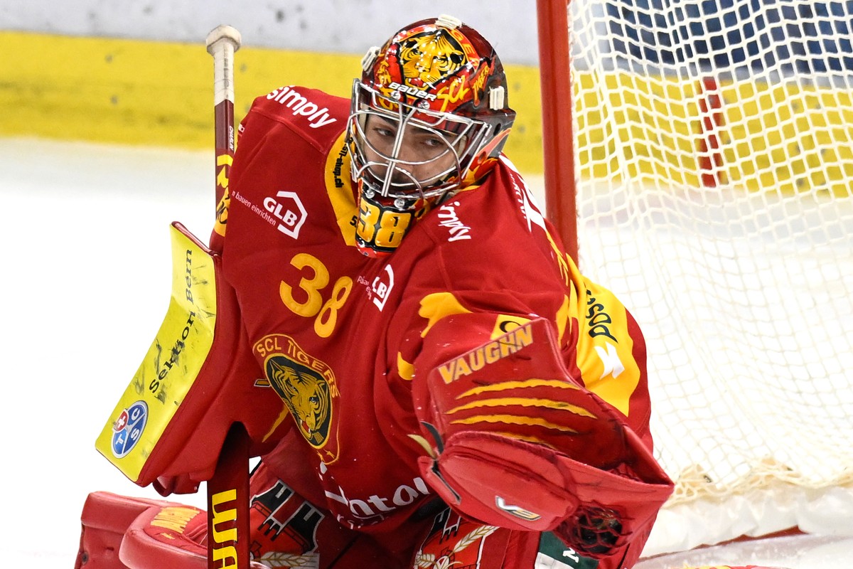 Tigers Goalie Stephane Charlin, beim Eishockey-Qualifikationsspiel der National League zwischen den SCL Tigers und dem HC Fribourg-Gotteron, am Freitag, 20. September 2024, in der Emmental Versicherun ...
