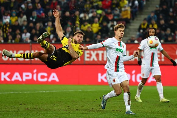 epa11032746 Dortmund&#039;s Niclas Fuellkrug (L) in a action against Augsburg&#039;s Robert Gumny (R) during the German Bundesliga soccer match between FC Augsburg and Borussia Dortmund in Augsburg, G ...