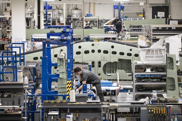 Produktion von Flugzeugstrukturteilen fuer Pilatus bei Ruag Aerostructures, fotografiert am Mittwoch, 15. Februar 2023 in Emmen. (KEYSTONE/Christian Beutler)