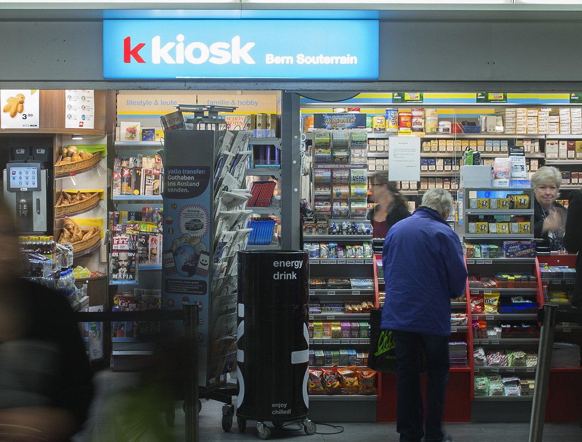 ARCHIV --- ZUR HEUTIGEN BMK DER HANDELSGRUPPE VALORA STELLEN WIR IHNEN FOLGENDES BILD ZUR VERFUEGUNG --- Der Kiosk der zur Valora Gruppe gehoerenden ''k kiosk'' , im Bahnhof Bern,  ...