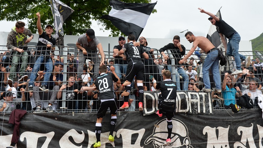 Lugano's player Armando Sadiku celebrate with fans 2-2 goal during the Super League soccer match FC Lugano against FC Basel, at the Cornaredo stadium in Lugano, Sunday, May 7, 2017. (KEYSTONE/Ti- ...