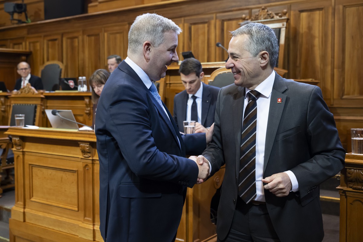 Staenderat Marco Chiesa, SVP-TI, links, und Bundesrat Ignazio Cassis, rechts, geben sich die Haende nach der Debatte ueber die Wahrung der schweizerischen Neutralitaet (Neutralitaetsinitiative), waehr ...