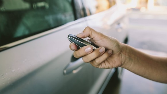 Hand of woman holding remote car key model released, Symbolfoto, SIF01259