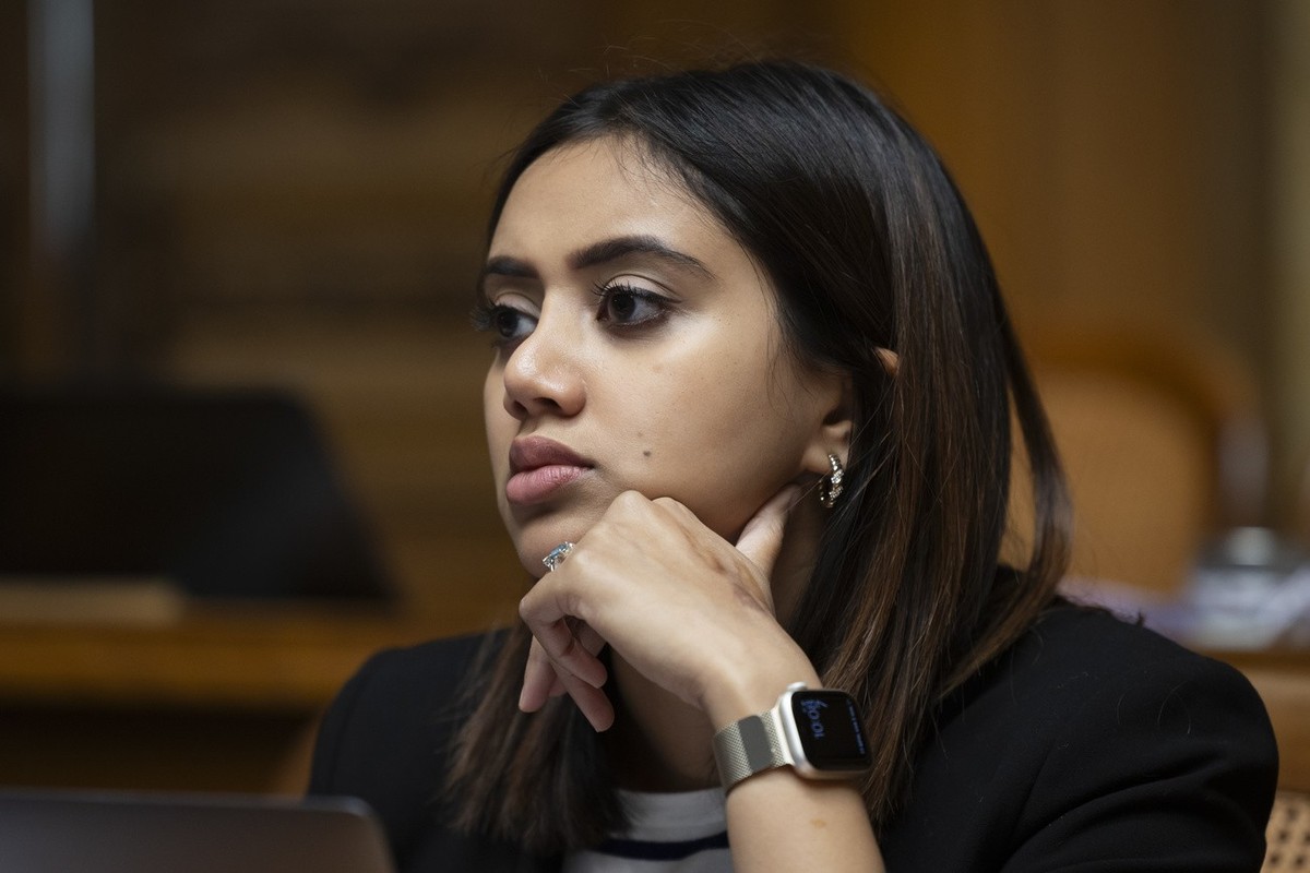 Farah Rumy, SP-SO, verfolgt die Debatte um den Voranschlag 2024 mit integriertem Aufgaben- und Finanzplan 2025-2027, waehrend der Wintersession der Eidgenoessischen Raete, am Donnerstag, 7. Dezember 2 ...