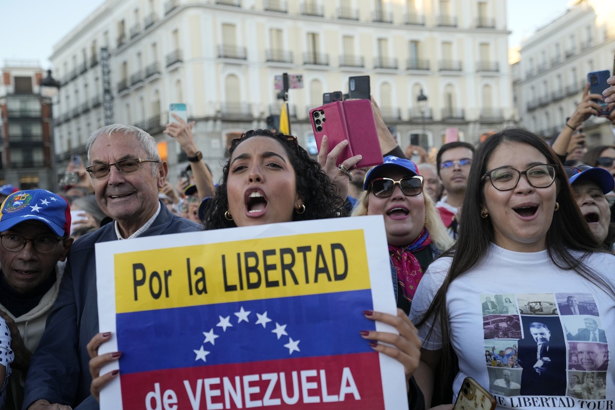 Members of the Venezuelan diaspora gather to support Venezuelan opposition leader Edmundo Gonz