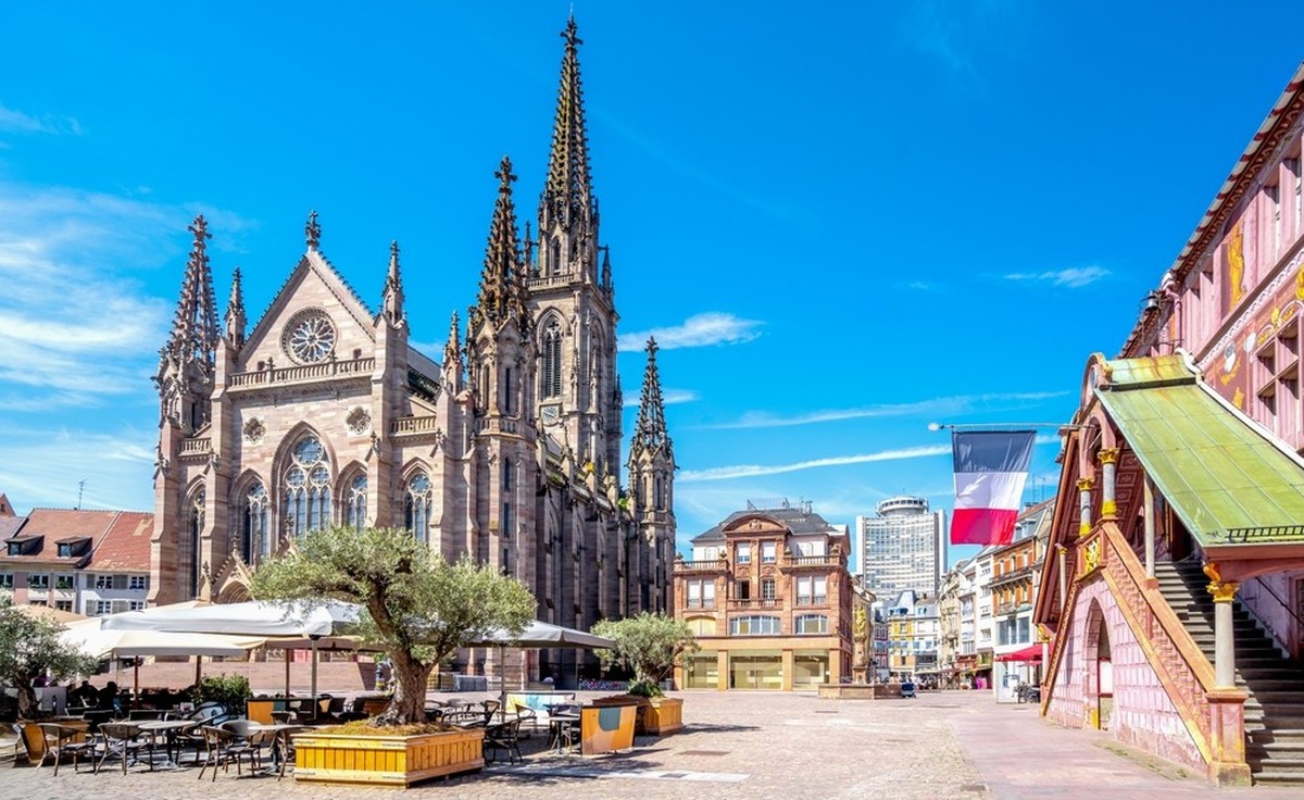 Nahe der Schweizer Grenze lassen sich die Auslandschweizer besonders gerne nieder. Im Bild die französische Stadt Mulhouse.