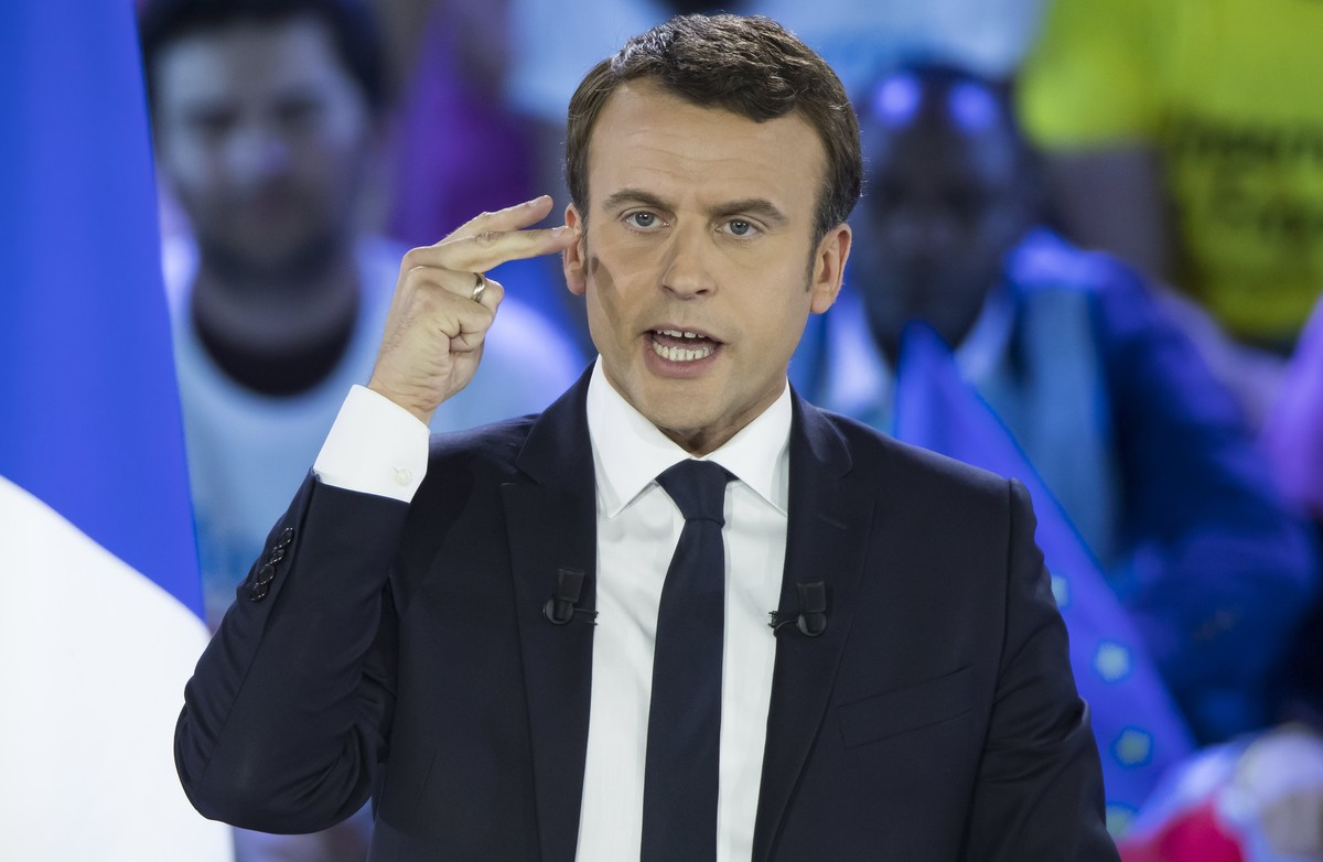 epa05939374 French presidential election candidate for the 'En Marche!' (Onwards!) political movement, Emmanuel Macron delivers his speech during a rally in Paris, France, 01 May 2017. Far-r ...
